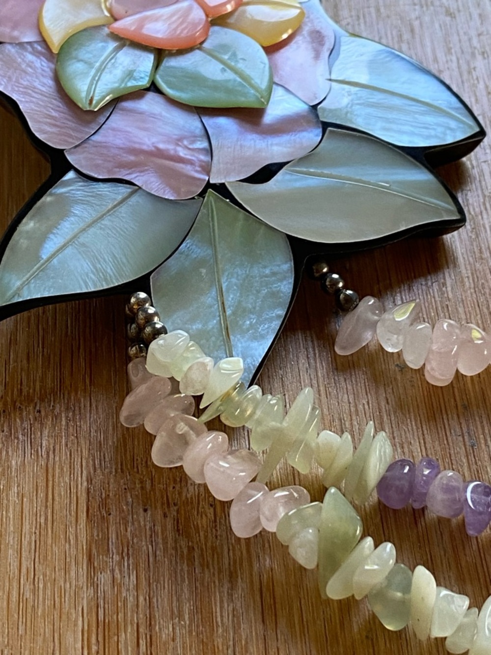Vtg Lee Sands Mother of Pearl Inlay Flower Necklace with Natural Gemstones - Picture 7 of 16